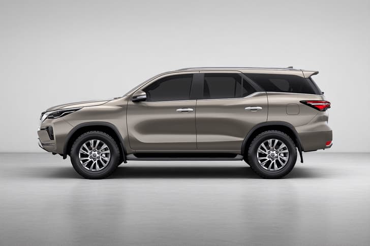 Toyota Fortuner Color Avant Garde Bronze Toyota Fortuner Color Avant Garde Bronze